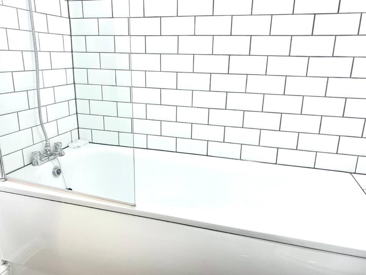Flat In London- Modern 2 Bedroom Near Wembley Apartment *