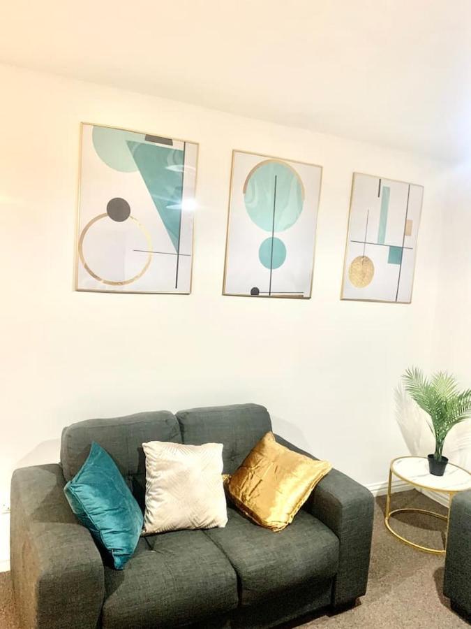 Flat In London- Modern 2 Bedroom Near Wembley Apartment *